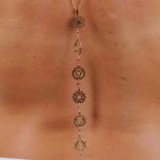 Orséis | Bijou de dos avec symboles des 7 chakras 🟡