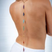 Himalia | Bijou de dos avec pierres des 7 chakras 🟡⚪️